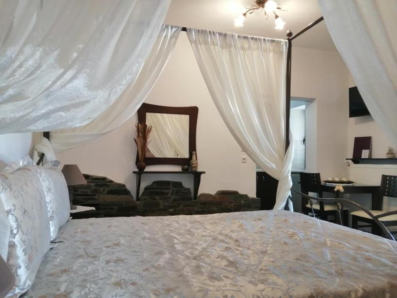 Guesthouse Athanasiou Káto Loutrákion Esterno foto