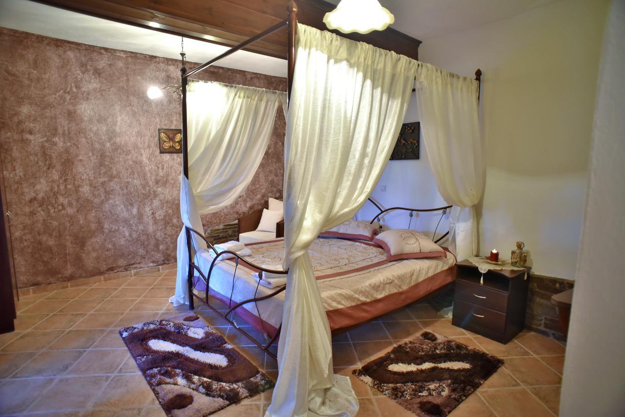 Guesthouse Athanasiou Káto Loutrákion Esterno foto